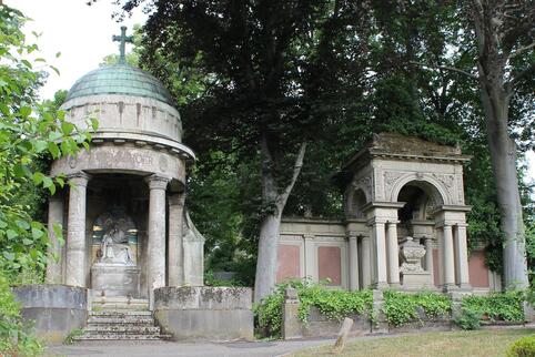 Gruften sind außergewöhnliche Bestattungsorte mit einem morbiden Charme. Die Gruftenstraße auf dem Mainzer Hauptfriedhof ist ein