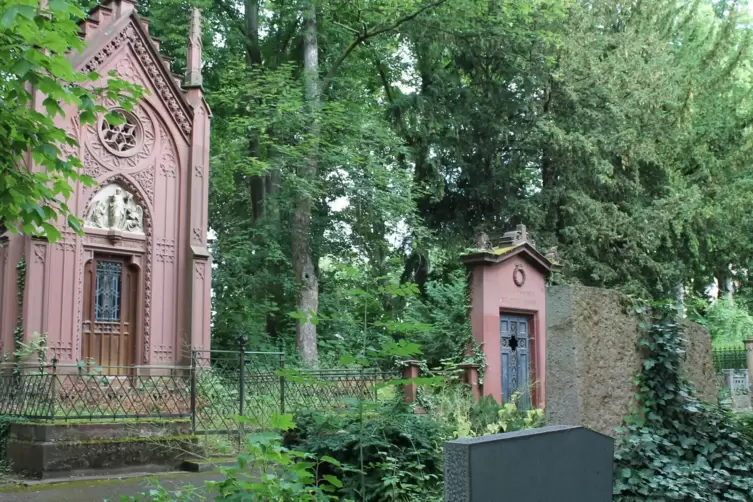 Gruften sind au&szlig;ergew&ouml;hnliche Bestattungsorte mit einem morbiden Charme. Die Gruftenstra&szlig;e auf dem Mainzer Hauptfriedhof ist ein