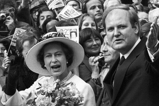 Königin Elizabeth II. und der Regierende Bürgermeister von Berlin, Dietrich Stobbe, beim Deutschland-Besuch der Königin 1978.