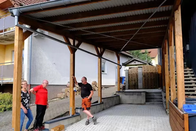 Rudolf Lauterbach (rechts) zusammen mit seinen Nachbarn Anja und Uli Hofer, die Augenzeugen des Diebstahls wurden. Rudolf Lauterbach (rechts) zusammen mit seinen Nachbarn Anja und Uli Hofer, die Augenzeugen des Diebstahls wurden.