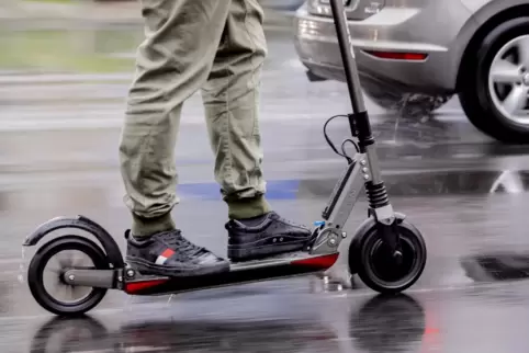 Der Scooter-Fahrer kam immer weiter von der Straße ab (Symbolfoto).