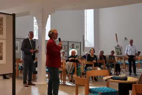 Szene der Ausstellungseröffnung: Sohn Jochen Hoffmann bei der Begrüßung, links Dekan Ralph Krieger, hinten rechts Pfarrer Wolfdi