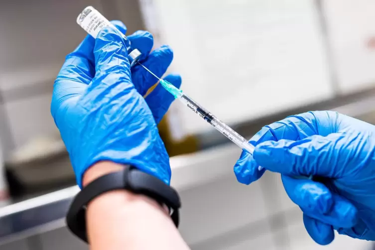 Die Bundesregierung hat zur Bewältigung der Corona-Pandemie bis Anfang Juni etwa 6,8 Milliarden Euro für Impfstoffe ausgegeben. 