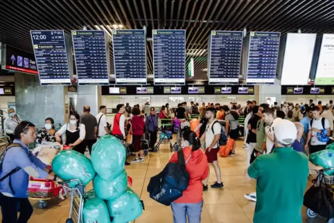 Geht heute noch ein Flug?: Passagiere in Madrid.