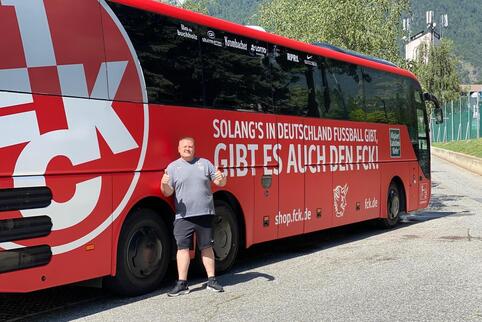 Der Bus und sein Fahrer: Florian Dahlmanns in Mals. 