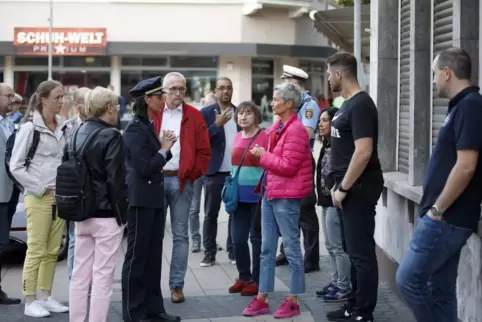 Stopp auf dem Schillerplatz: Beate Kimmel (rechts) im Gespräch mit Ratsmitgliedern und der Polizei. 