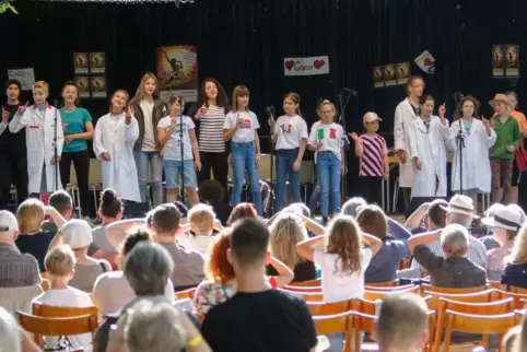 Die „S(w)inging Kids“ führen das Musical „Coco Superstar“ auf. Die „S(w)inging Kids“ führen das Musical „Coco Superstar“ auf.