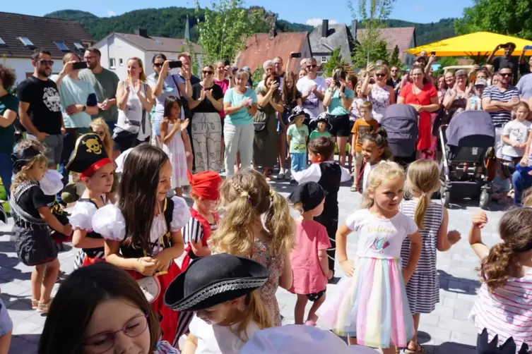 Mit Lied und Tanz eröffneten die Kinder, zumeist als Piraten gekleidet, die feierliche Inbetriebnahme der Kita „Die Queichpirate