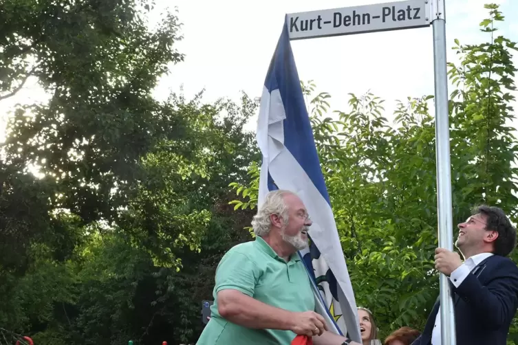 Ortsvorsteher Axel Günther (links) und Christoph Glogger enthüllen das Schild. 