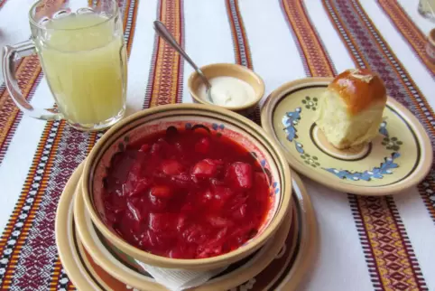 Rote Bete geben dem Borschtsch seine charakteristische Farbe.