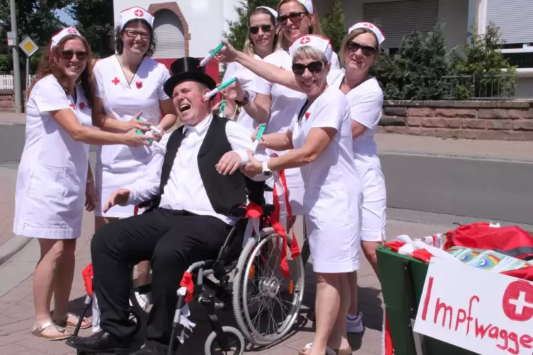 Die Frauen der S&ouml;hne Kirchheims waren mit dem &bdquo;Impfwagge&ldquo; unterwegs und injizierten jedem Freiwilligen (im Bild Kerweborsch Yann