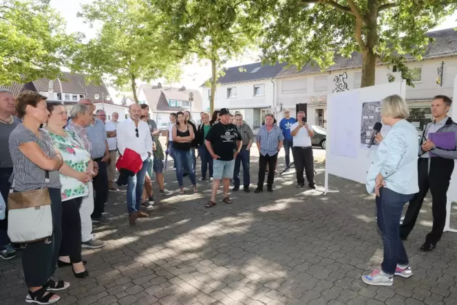 Fragen an Oberbürgermeisterin Stefanie Seiler und Fachbereichsleiter Robin Nolasco (rechts): Bürgerinformation auf dem Heinrich-