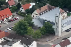 Aus der Luft: der Heinrich-Lang-Platz vor der Konradskirche. Aus der Luft: der Heinrich-Lang-Platz vor der Konradskirche.