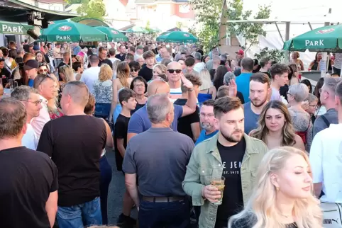 Brechend voll mit Menschenmassen war am Samstagabend die Bahnhofstraße.