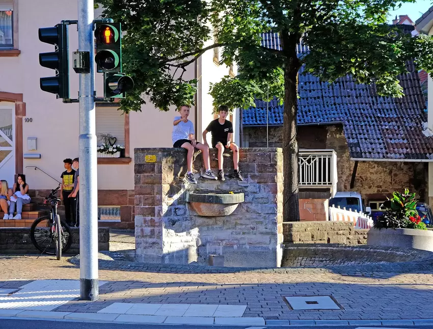 Treffpunkt Dorfbrunnen.