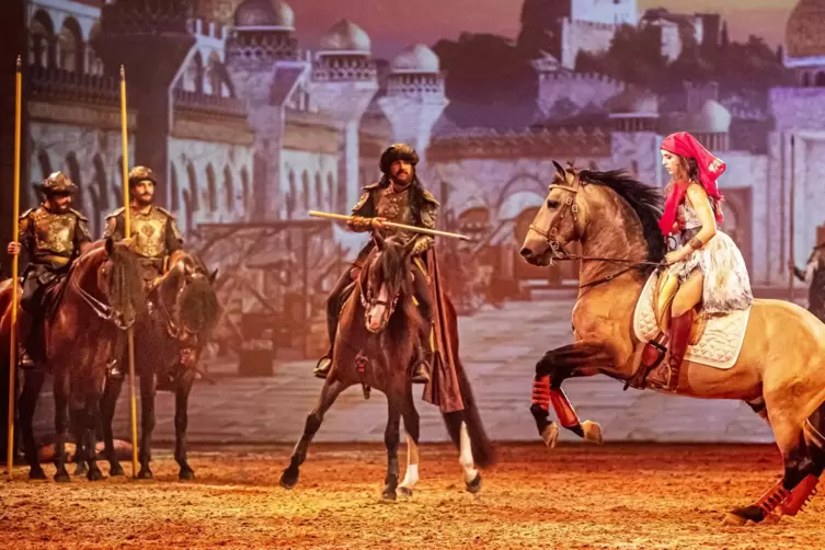 Eine dramatische Geschichte mit Musik, Tanz, Artistik und natürlich Pferden ist „Cavalluna“. 