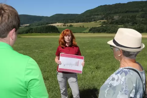 Mit Tabellen und Schautafeln macht Gabi Kleinhempel, Leiterin des Forstamtes Kusel, beispielsweise das Ausmaß des Temperaturanst