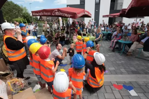 Die Lebenshilfe Grünstadt-Eisenberg weiht ihr Mehrparteienhaus für Betreutes Wohnen ein; Kinder der IKita sind mit einem Beitrag