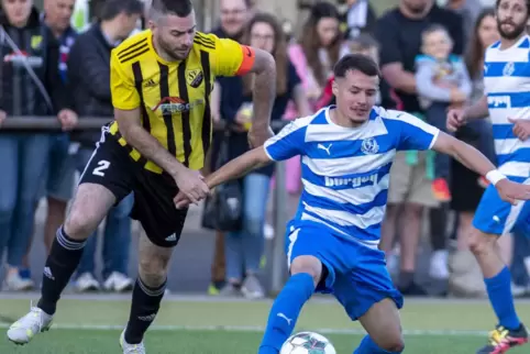 Morlauterer Meisterstück: Philipp Schwarz (links) vom SVM beim 5:0-Sieg am 13. Mai gegen Anderson Marino de Oliveira vom TuS Rüs