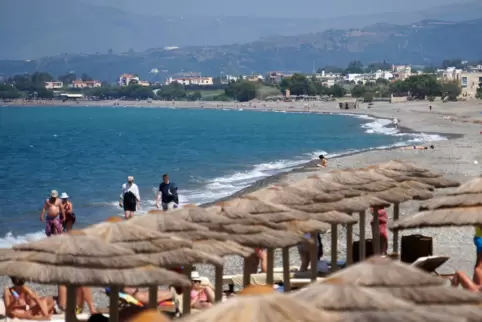 Griechenland, hier ein Strand auf Kreta, ist als Urlaubsziel besonders beliebt dieses Jahr.