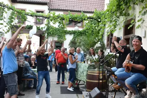 Das xxtra Duo spielte zur Eröffnung im Weingut Blaul & Sohn. 