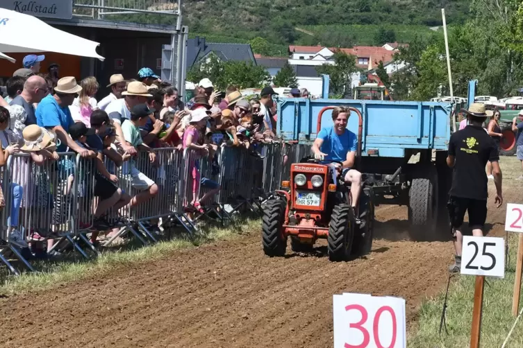 Die Zuschauer feuern Lukas Mohr beim Traktorpulling an. 