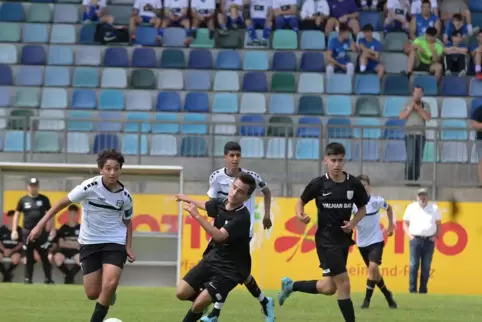 Die besondere Atmosphäre im Stadion saugten die Nachwuchskicker auf: Hier spielt Phönix Schifferstadt (schwarze Trikots) gegen d