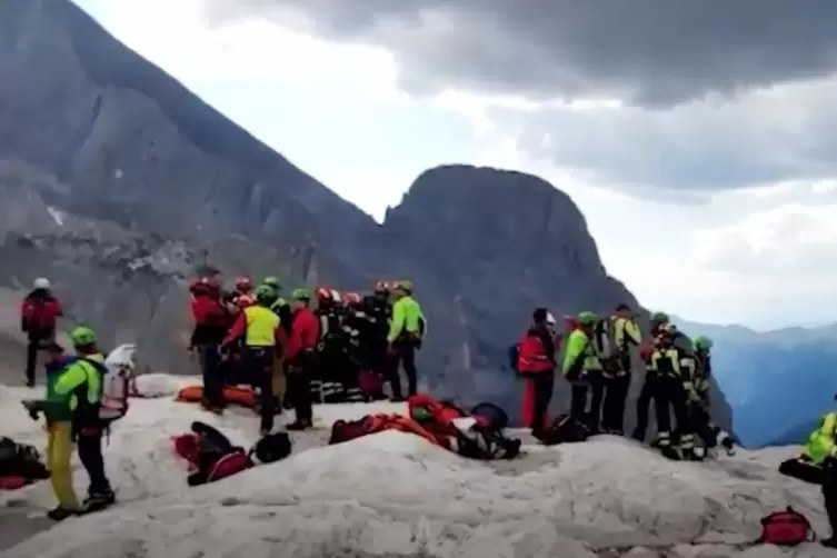 Bei einem massiven Gletscherbruch in Norditalien sind mindestens sechs Menschen getötet und acht weitere zum Teil schwer verletz
