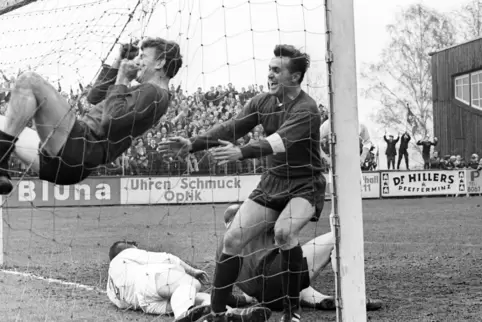 FCK-Paradiesvogel: Co Prins (l.) 1964. Daneben Willy Reitgaßl. 