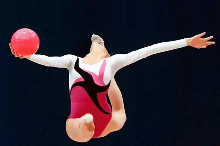 Akrobatisch: Gymnastik mit Ball.