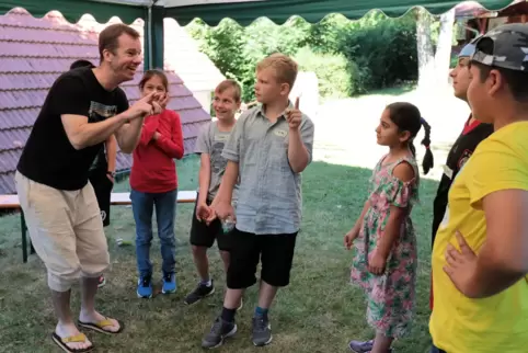 Kevin Herbertz, einer von drei Workshop-Leitern beim vierten Mitmach-Theater-Festival im Karolinenhof in Hertlingshausen, gibt d