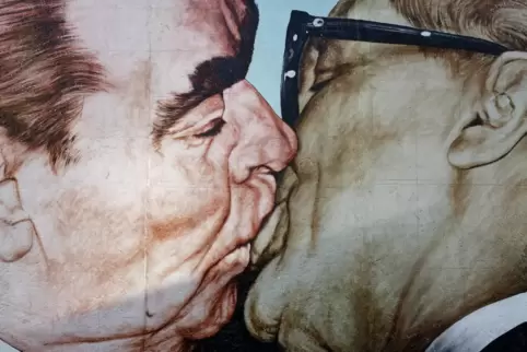 De eklischste Kuss hab ich an de East Side Gallery in Berlin gesiehn: De Brechnew geje de Honecker. 