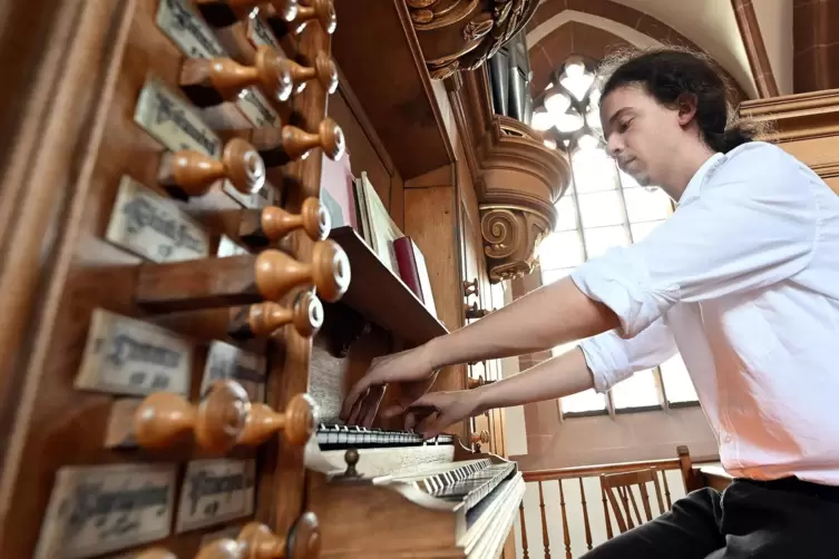 Gerade einmal 19 Jahre alt, aber schon wesentlich mehr als nur ein Talent: der Landauer Organist Thorsten Grasmück an der Geib-O