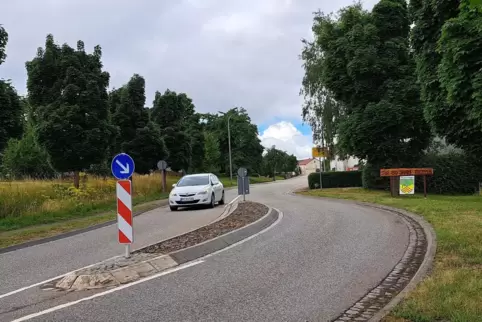 Kröppens Ortseingänge sollen umgestaltet werden. Hier soll eine Metallkonstruktion mit Willkommensgruß aufgestellt werden. 