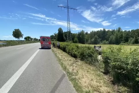 Im Feld neben der B9 blieb das Auto auf dem Dach liegen.