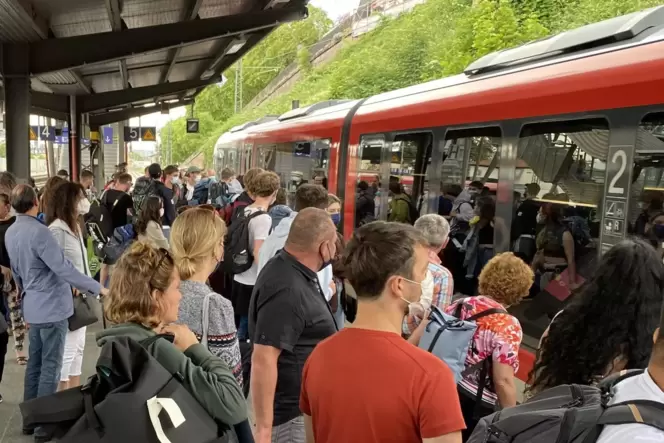 Deutlich stärker frequentiert sind wegen des 9-Euro-Tickets in der Pfalz unter anderem die Züge von Neustadt (Foto) nach Karlsru