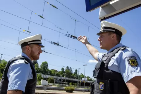 Sascha Blumacher (links) und Stefan Heina von der Bundespolizeiinspektion Kaiserslautern warnen vor den gefahren, die von Oberle