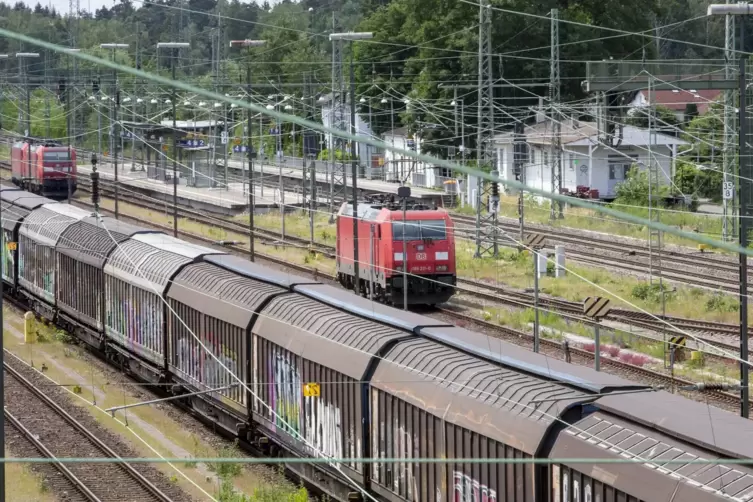 Auf dem Bahngel&auml;nde gilt erh&ouml;hte Vorsicht. L&auml;ngst nicht &uuml;berall haben Passagiere etwas zu suchen.