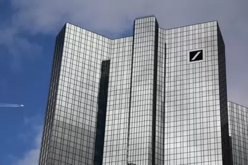 Die Deutsche Bank, hier die Zentrale in Frankfurt, hat laut Bitkom bereits rund 1500 zuletzt in Russland beschäftigte IT-Spezial