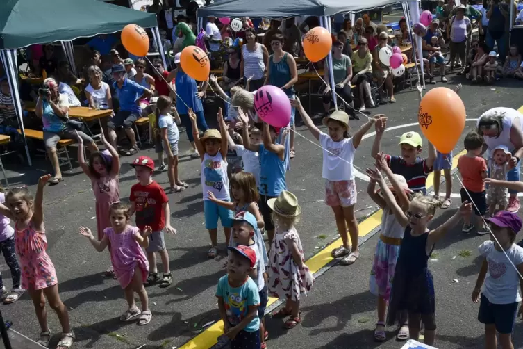 Das Kinderprogramm l&auml;dt die j&uuml;ngsten Besucher vor der B&uuml;hne zum Mitmachen und Tanzen ein. 