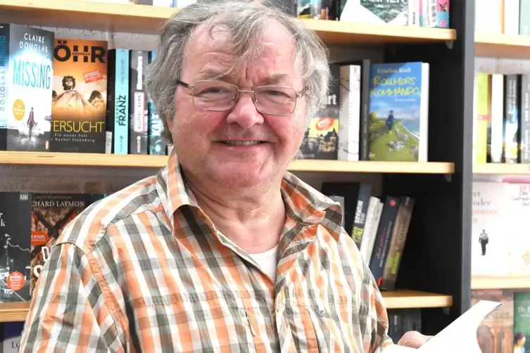 Werner Libor, Inhaber des &bdquo;Buchmarkts&ldquo; in Bad D&uuml;rkheim, ist begeistert von Tobias Friedrichs auf wahren Begebenheiten beruhendem