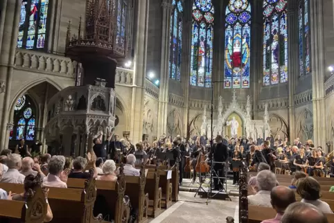 Großer Jubel für Staatsphilharmonie und Domchor, Solisten und Dirigent in der Speyerer Gedächtniskirche. 