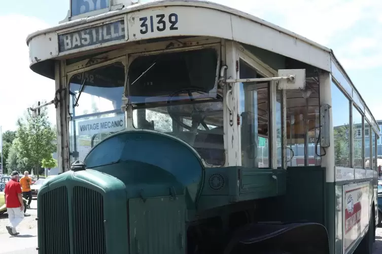 Dieser Bus brachte auch gleich seinen Fanclub mit aus Frankreich: der Renault TN 4 F Baujahr 1935. 