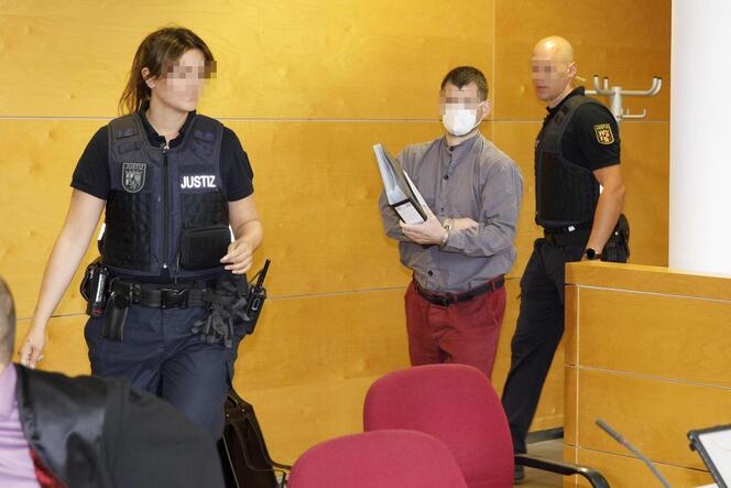 Der Angeklagte (Mitte) beim Prozessbeginn am 21. Juni.