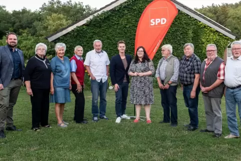 Florian Philippi (links) ehrte bei einem SPD-Sommerfest Waltraud Vahlenbreder, Veronika Bross, Hans Lander, Paul Schmitz sowie H