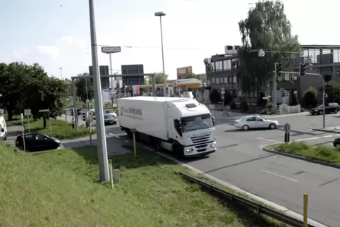 Hier soll’s künftig viel besser laufen: der Knotenpunkt Wormser Straße/Industriestraße/Wilhelm-Hauff-Straße. Hier soll’s künftig viel besser laufen: der Knotenpunkt Wormser Straße/Industriestraße/Wilhelm-Hauff-Straße.