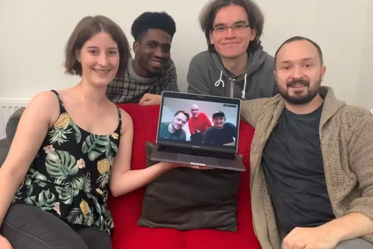 Teamwork: Die englische Filmcrew auf dem Sofa und die deutsche auf dem Schirm haben parallel produziert.
