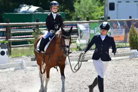 In der Führzügelklasse gewinnt Mats Tressel aus Klodenbach bei Simmern auf Nic das Stechen, am Zügel Mama Elisa Tressel.