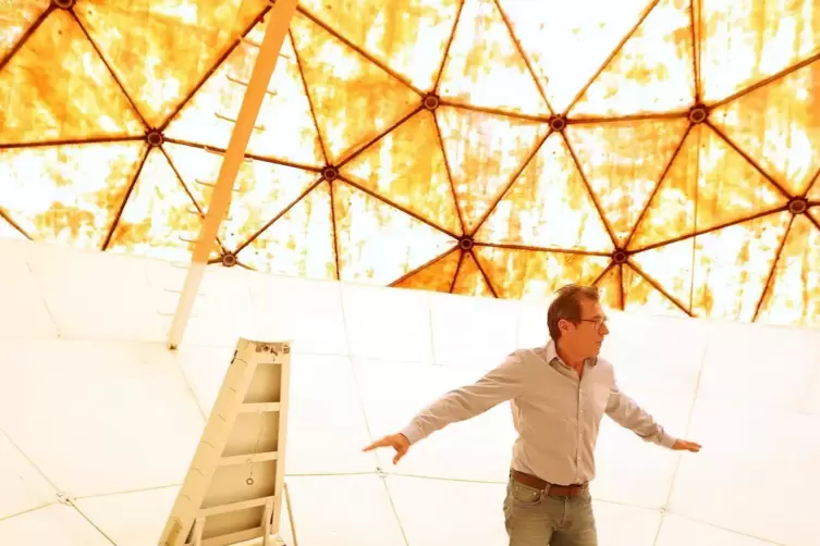 Man kann bis unter die Decke klettern: Bernard Kolodziej auf dem Parabolspiegel der Antenne. 