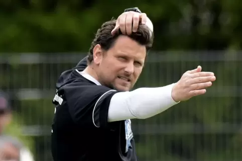Erfolgreich: Trainer Fisnik Myftari bleibt mit dem ASV in der Liga.